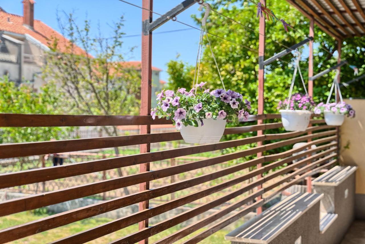 Mestrovic With Heated Swiming Pool- Near Split Apartament Kaštela
