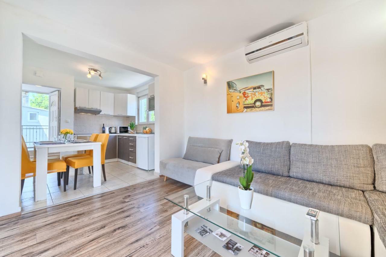 Mestrovic With Heated Swiming Pool- Near Split Apartament
