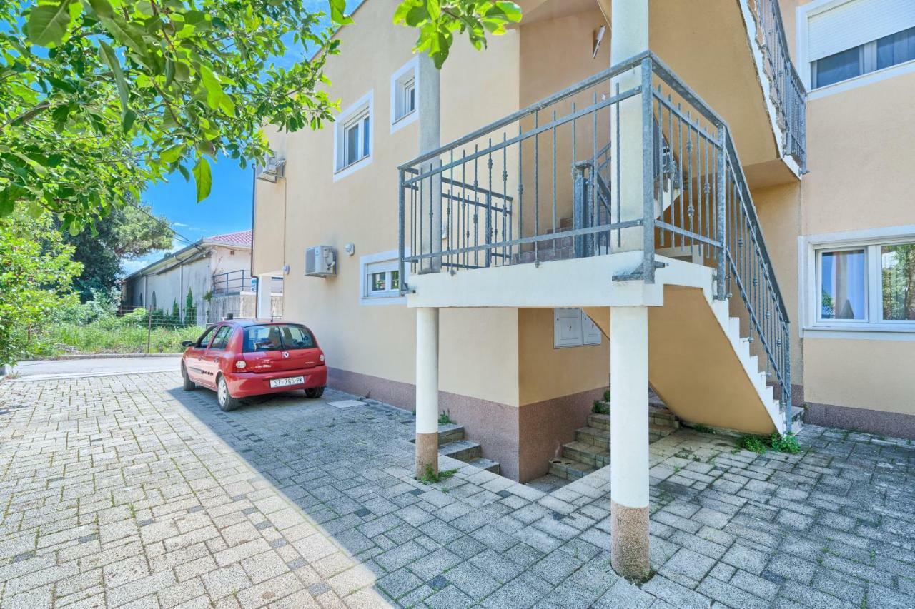 Mestrovic With Heated Swiming Pool- Near Split Apartament *