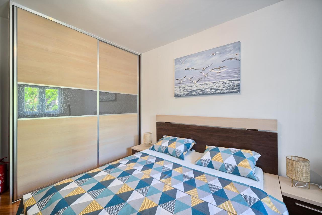 Mestrovic With Heated Swiming Pool- Near Split Apartment *
