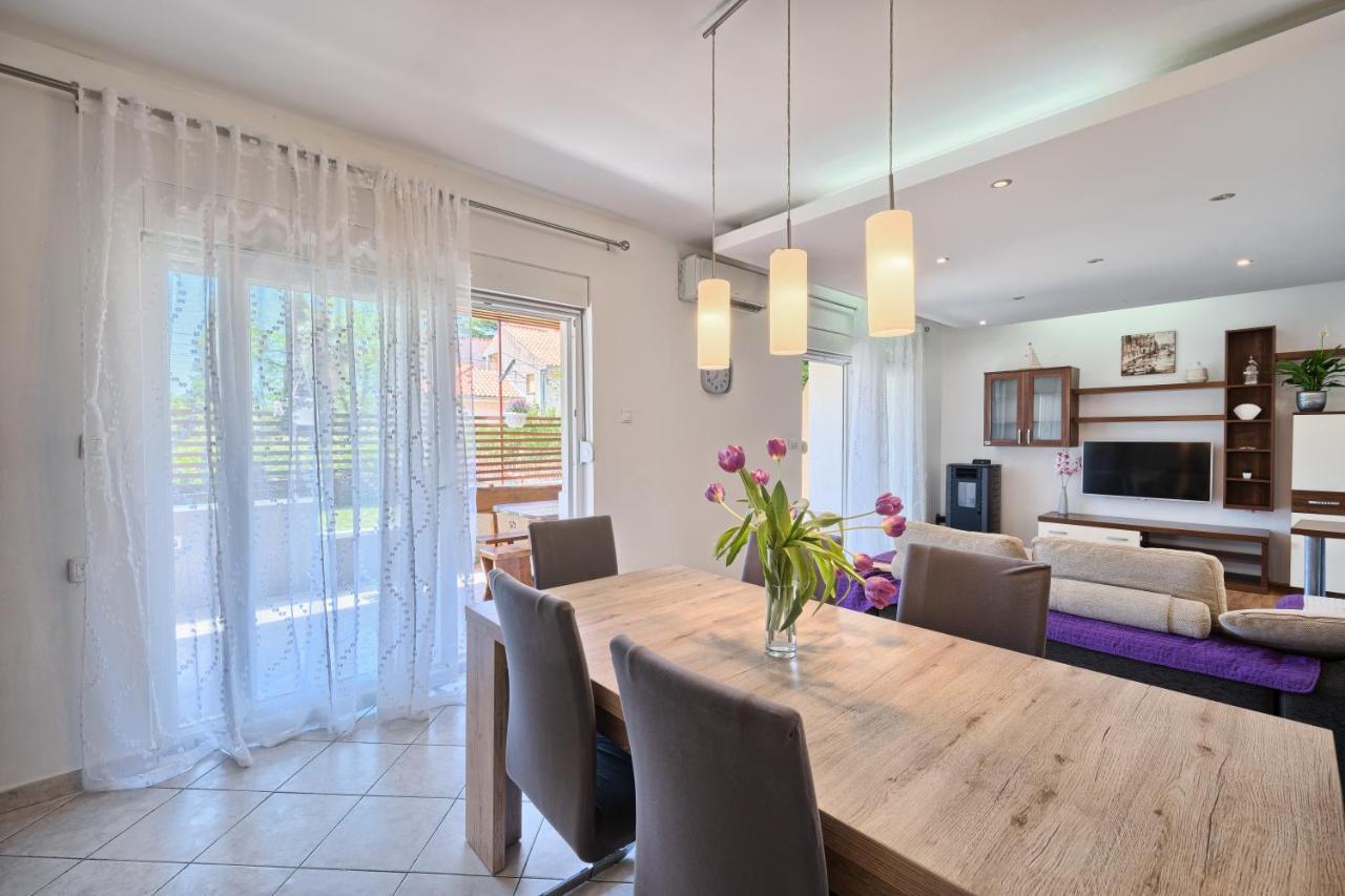 Mestrovic With Heated Swiming Pool- Near Split Apartment *