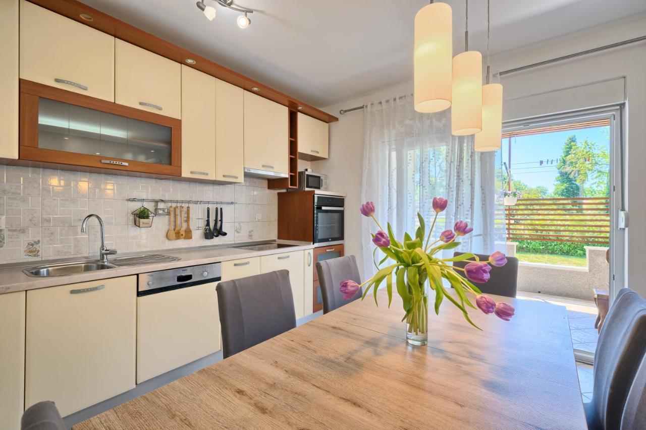 Mestrovic With Heated Swiming Pool- Near Split Apartment Kastela