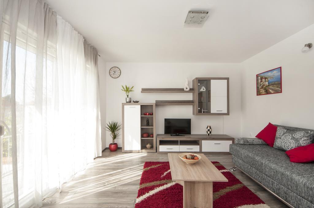 Mestrovic With Heated Swiming Pool- Near Split Apartment *