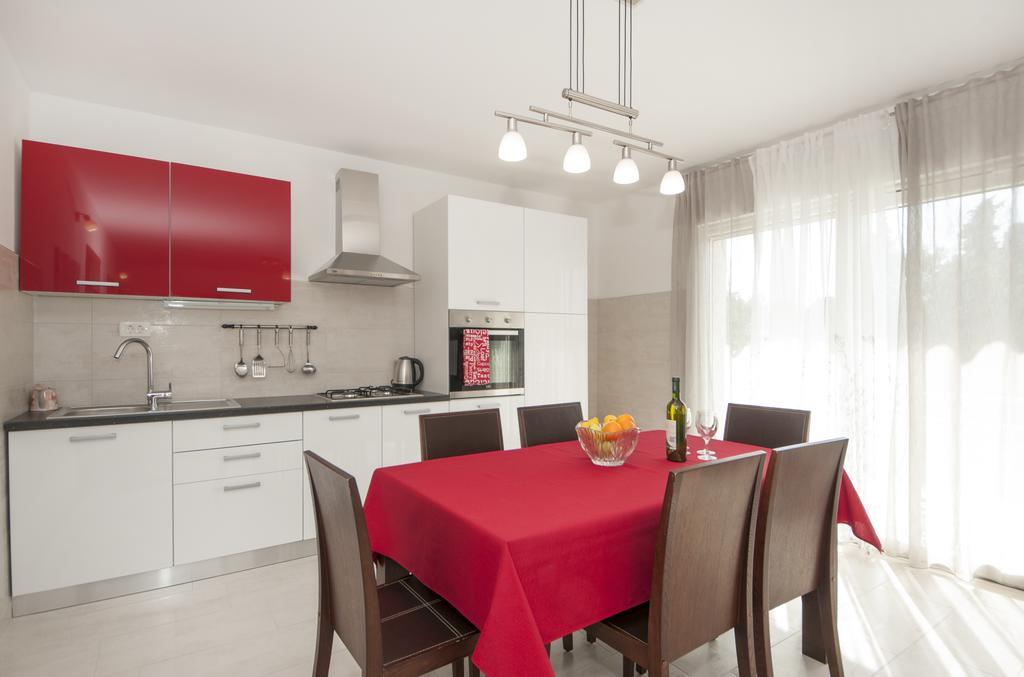 Mestrovic With Heated Swiming Pool- Near Split Apartment *
