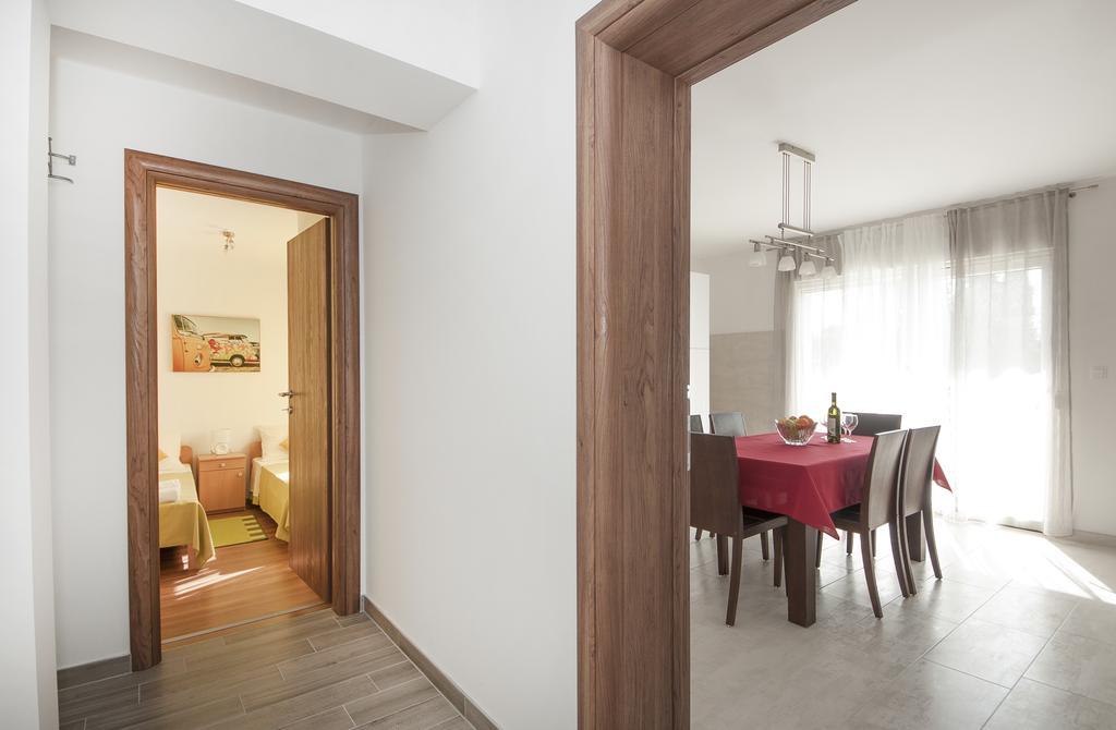 Mestrovic With Heated Swiming Pool- Near Split Apartment