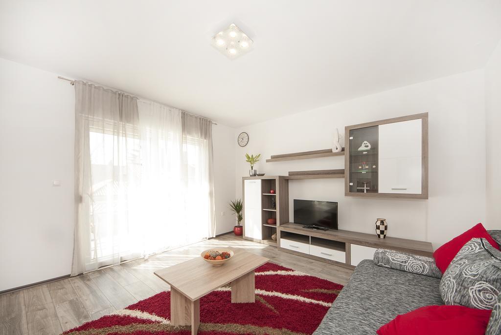 Mestrovic With Heated Swiming Pool- Near Split Apartment Kastela
