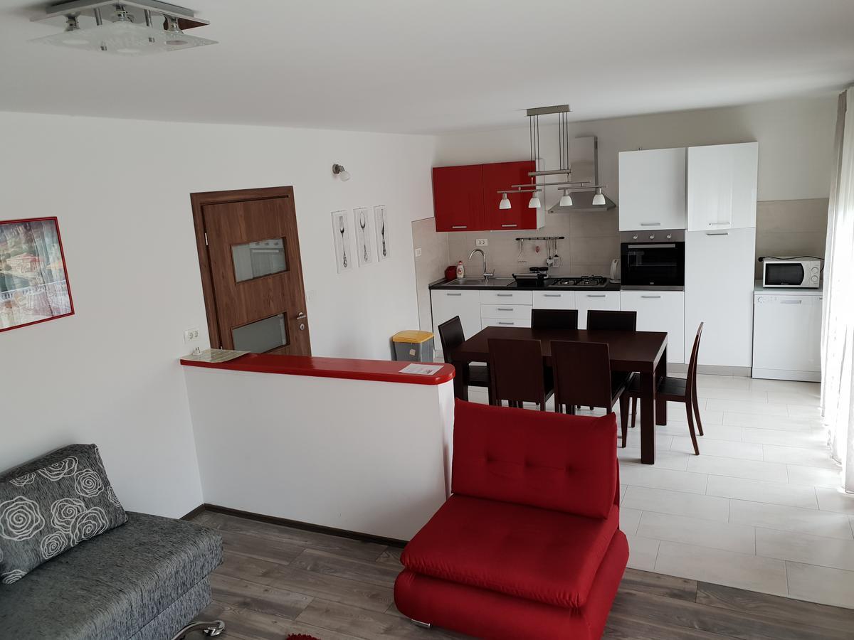 Mestrovic With Heated Swiming Pool- Near Split Apartment Kastela