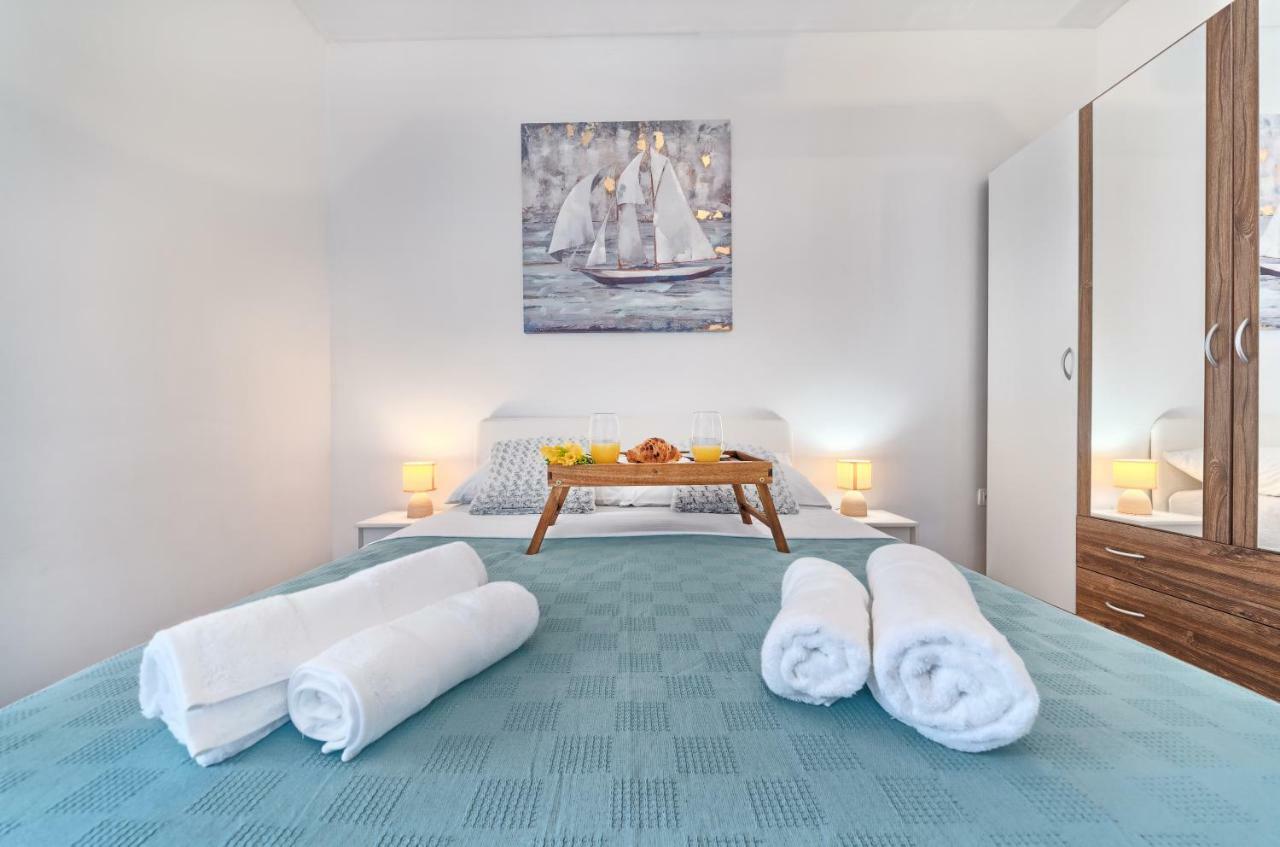 Mestrovic With Heated Swiming Pool- Near Split Apartment
